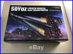 1/150 Plastic Model Soyuz Rocket + Carrier Train 1/150 Scale