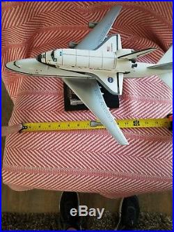 B-747 NASA Shuttle Carrier Aircraft Desktop Dry Wood model 1/200